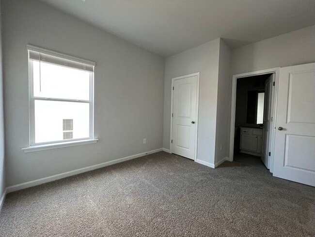 Building Photo - 5144 Aylesbury Ct