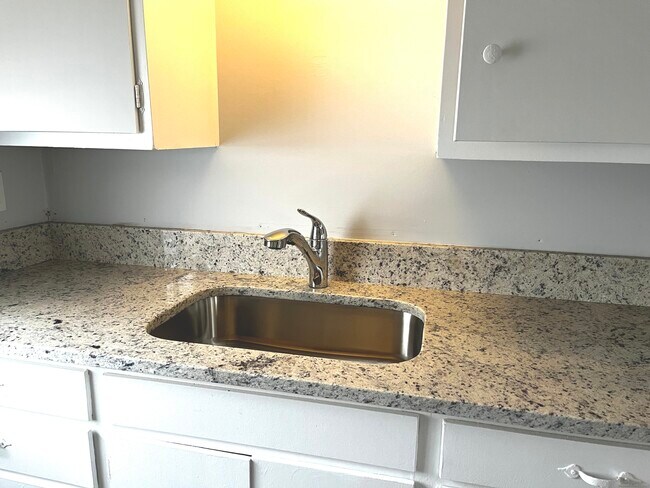 Building Photo - 562 Amity Rd