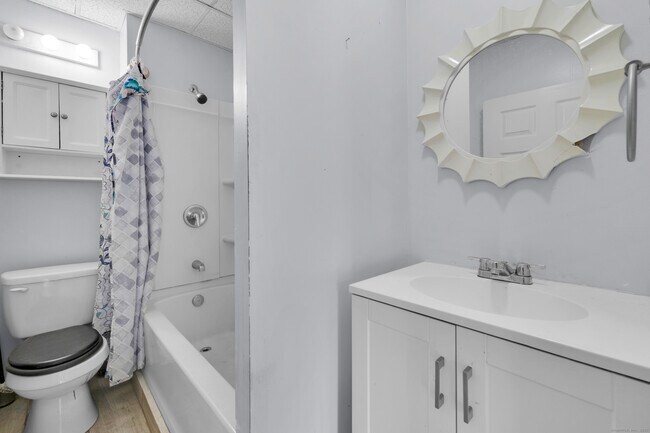 Building Photo - 223 Lawlor St