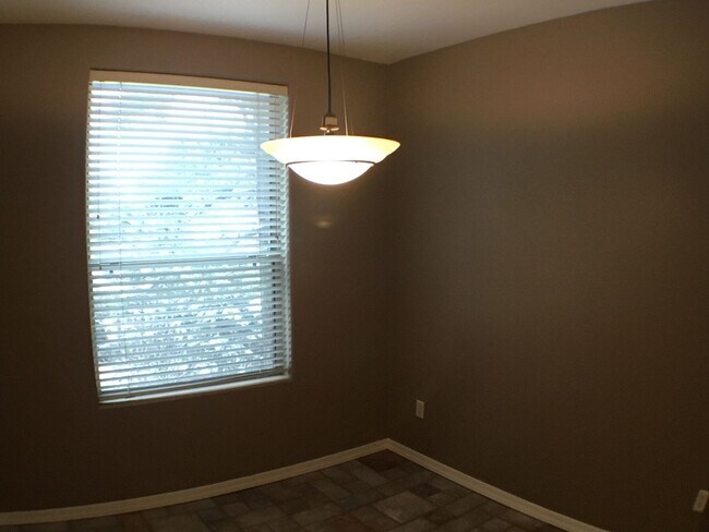 Building Photo - Great 2 bedroom condo on 2nd story!