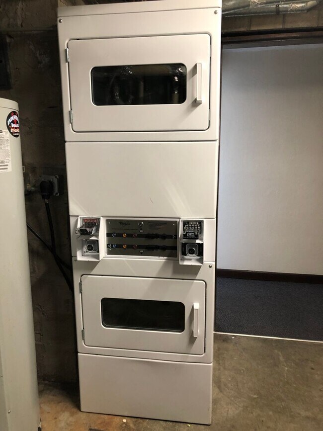 Building Photo - 2 Bed 1 Bath available 9/1
