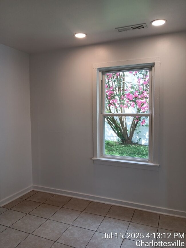Building Photo - Cute Cottage in Belmont!