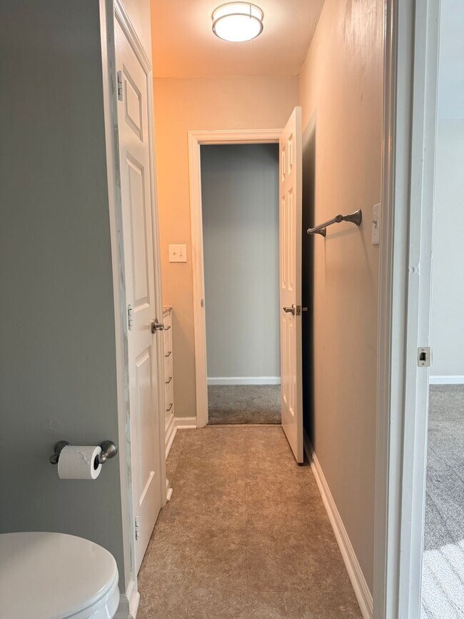 Building Photo - 2922 Glenridge Dr