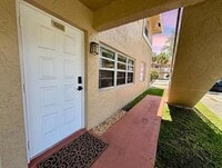 Building Photo - 10008 Twin Lakes Dr