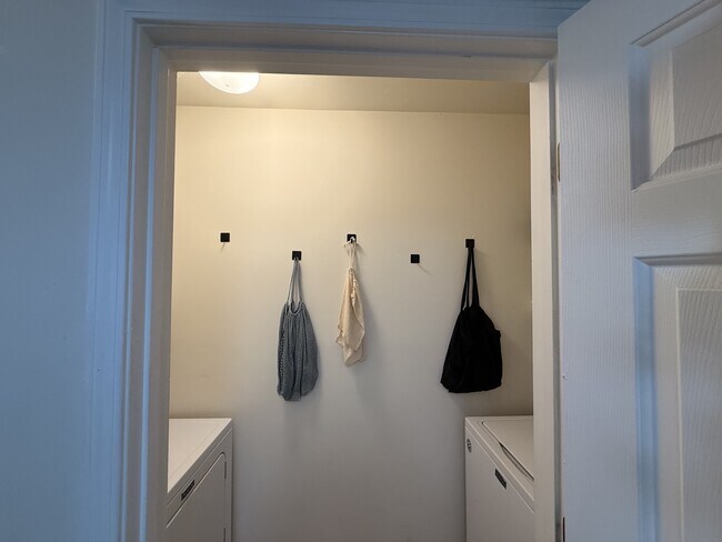 Building Photo - 1104 Harvester Cir