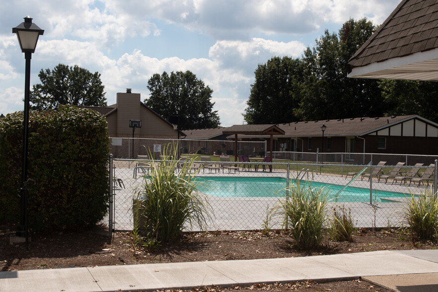 Pool - Highland Terrace Apartments