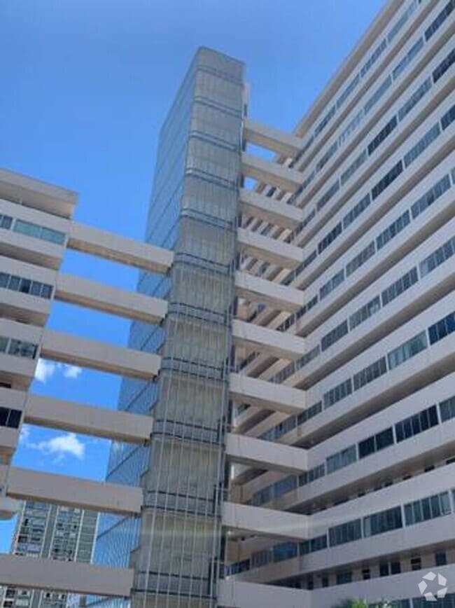 Building Photo - Great Amenities and Great Location!