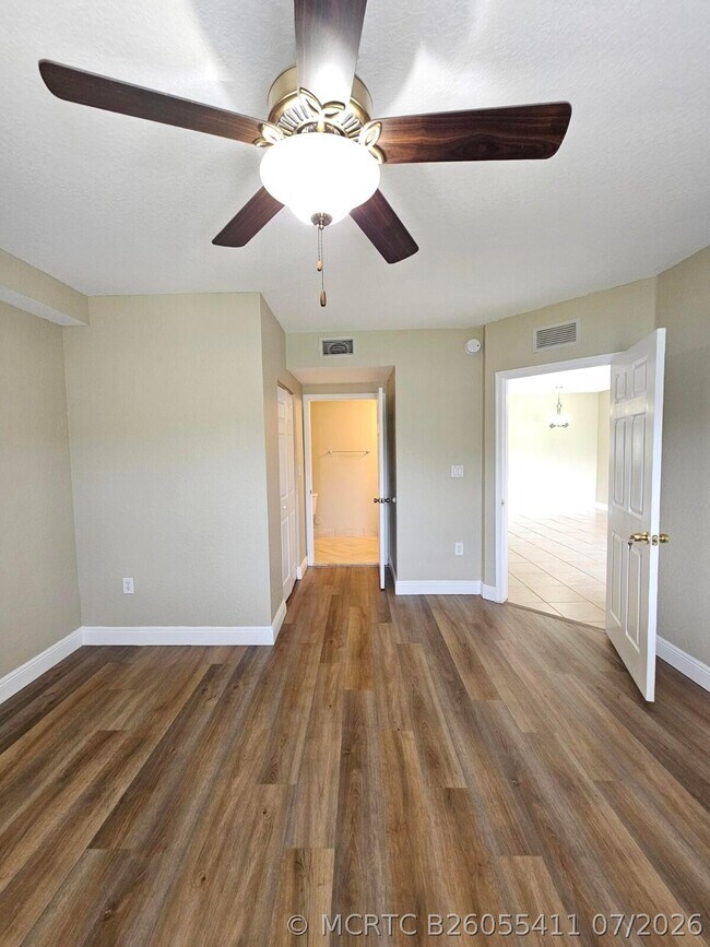 Building Photo - 1049 Golden Lakes Blvd