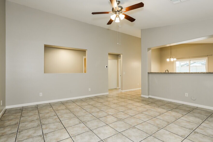 Building Photo - 12621 W Bloomfield Rd