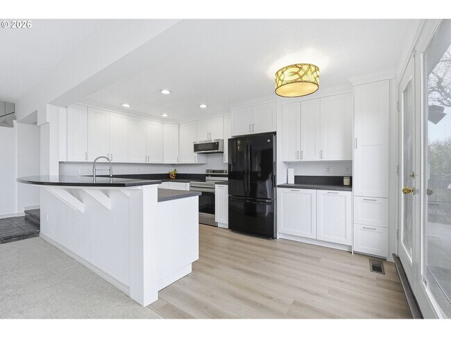 Building Photo - One-of-a-Kind 5BR Home with Floor-to-Ceiling Windows, Wraparound Decks & Breathtaking Treeline Views