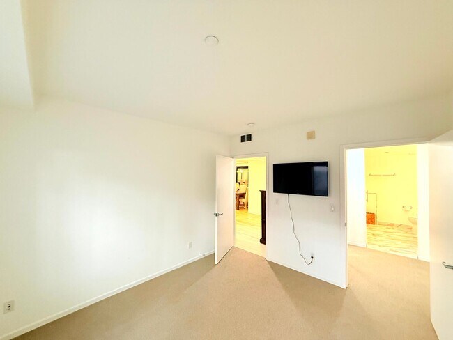 Building Photo - Fantastic 2 Bed 2 Bath Condo Partially Fur...