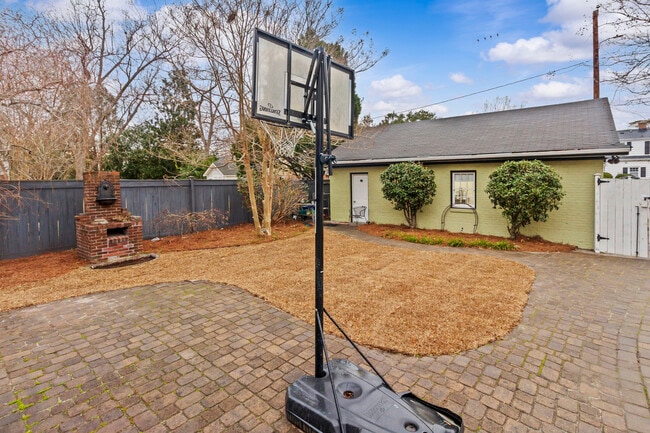 Building Photo - 1502 Tryon Rd