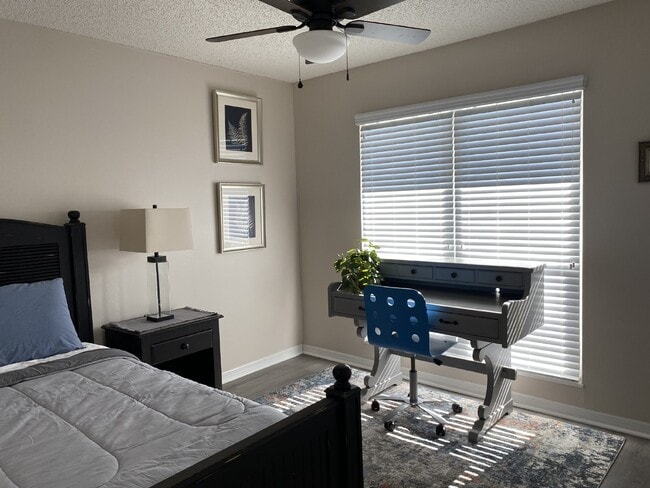 Building Photo - COMPLETELY Furnished 2nd story condo in Windrush Bay.