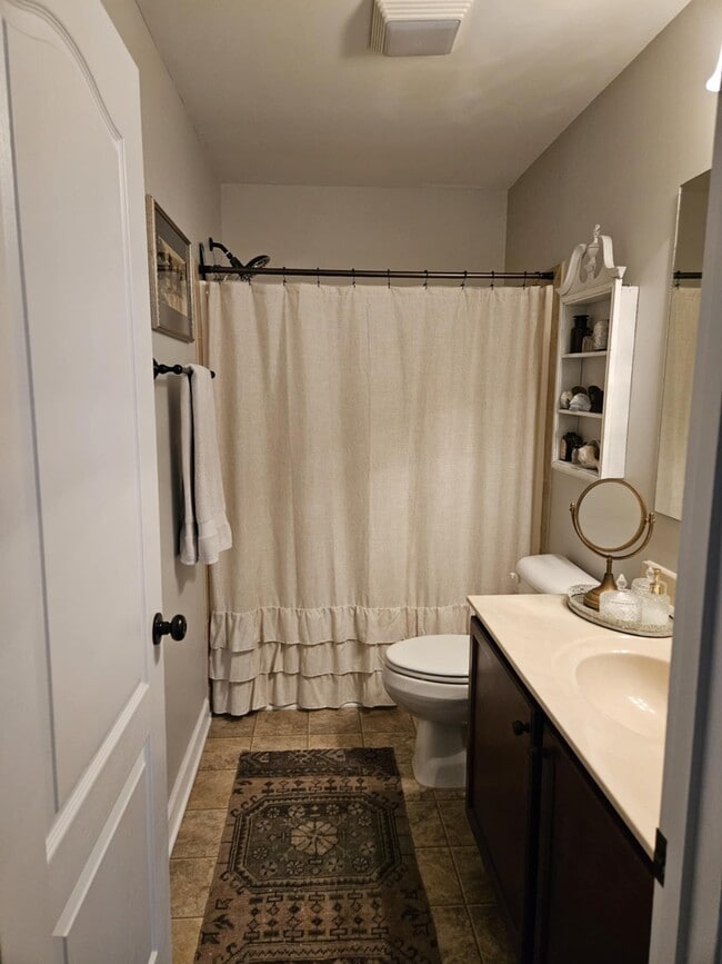 Building Photo - 307 First Post Rd