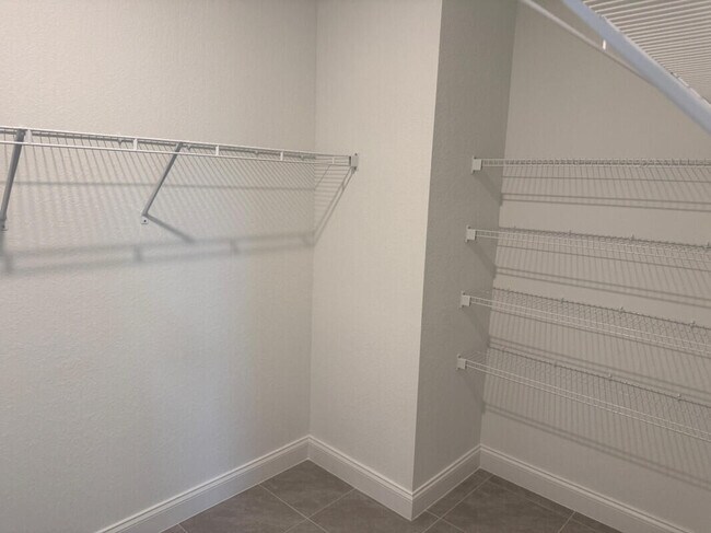 Building Photo - 1073 SW Benchor Ave