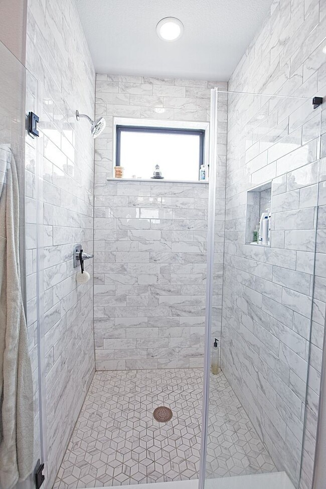 Building Photo - Dallas Gated Corner Townhome
