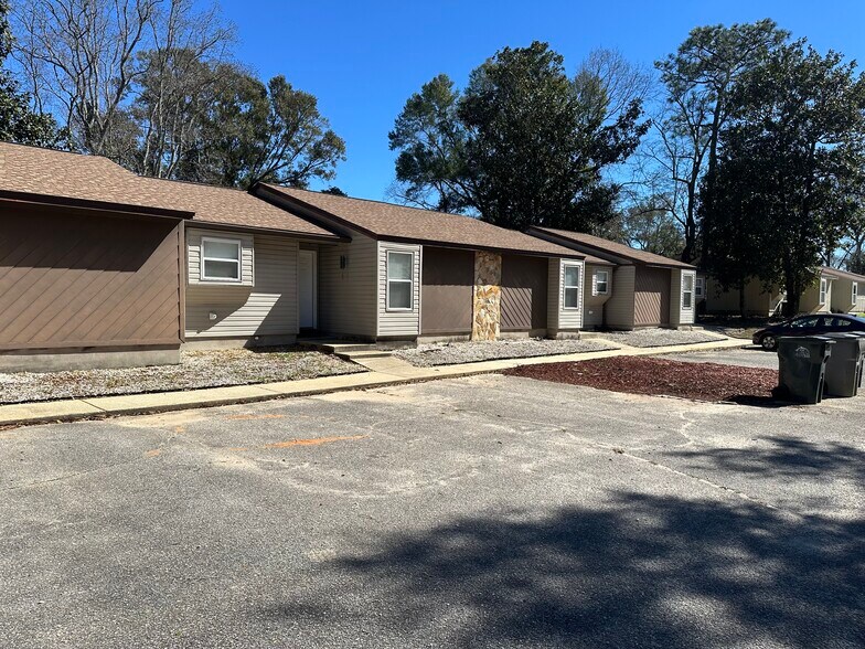 Front View of Building - 11620 Chemstrand Rd