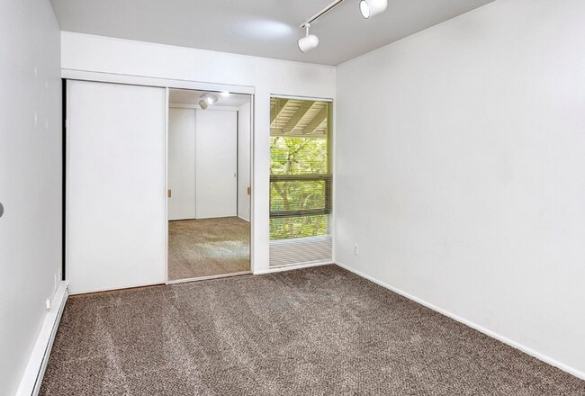 Building Photo - Downtown Bellevue 2 Bedroom 1.5 Bath 2 story Condo