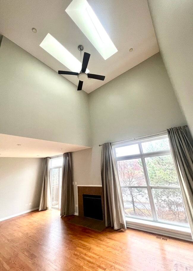 Building Photo - 300 Lunt Ave