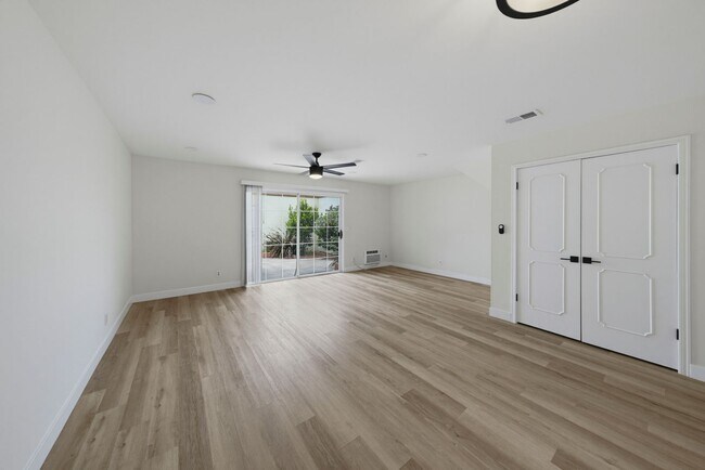 Building Photo - Charming 2-Bedroom Townhouse for Rent in Huntington Beach!