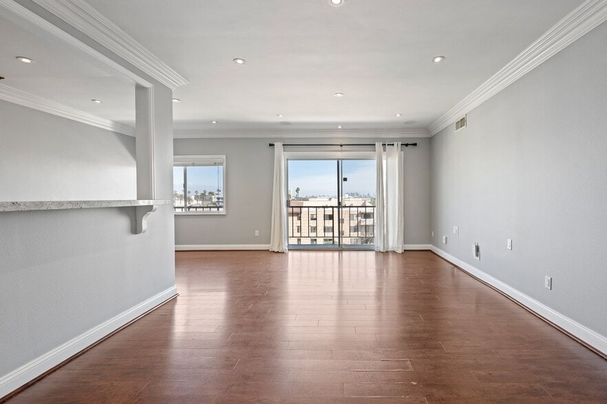 Building Photo - 1115 S Elm Dr