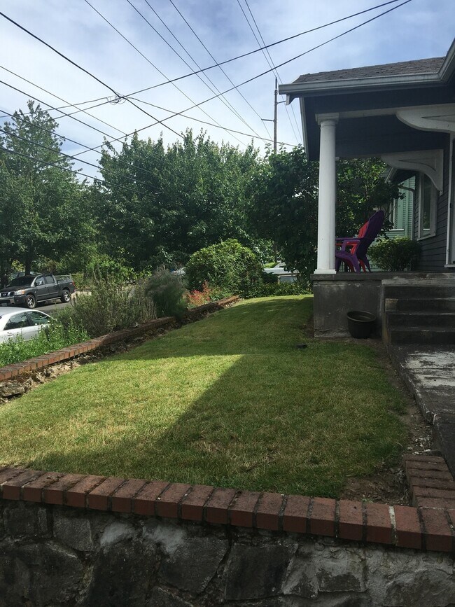 Building Photo - Charming 2 Bedroom 2 bath home with finish...