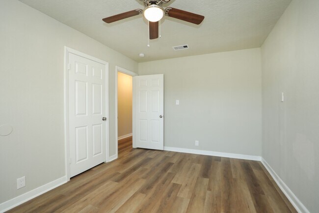 Building Photo - 631 Edgebrook Dr
