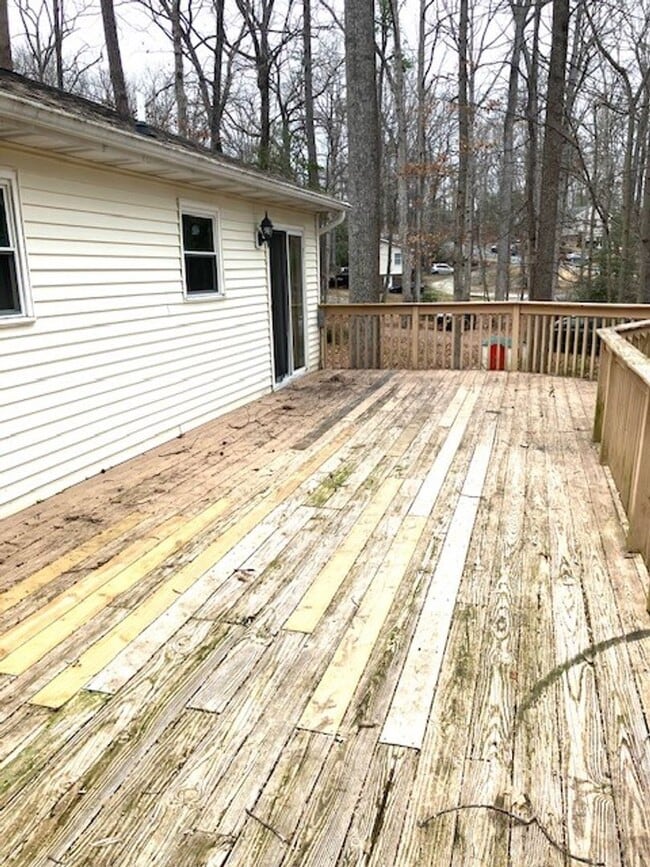 Building Photo - SPACIOUS HOME ON LARGE LOT - 4 BEDS 2.5 BATHS