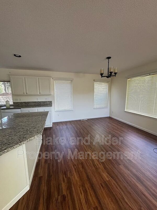 Building Photo - 1079 NE Creeksedge Dr