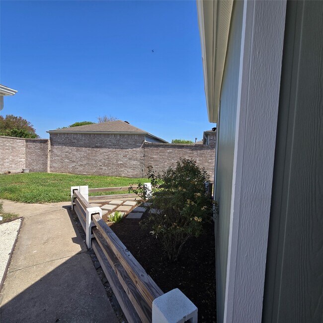 Building Photo - 3535 Upfield Dr