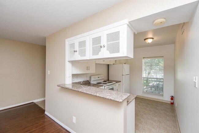 Building Photo - 9033 Rue Cambon St