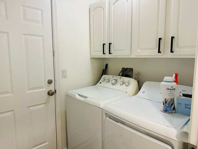 Building Photo - WINTER VACATION RENTAL Fully Furnished 3BD/2BA Bullhead City, AZ in Sunridge Estates