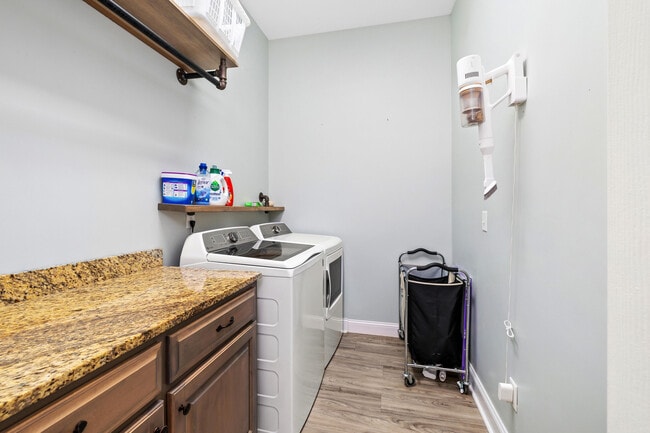 Building Photo - 930 Loring Mill Rd