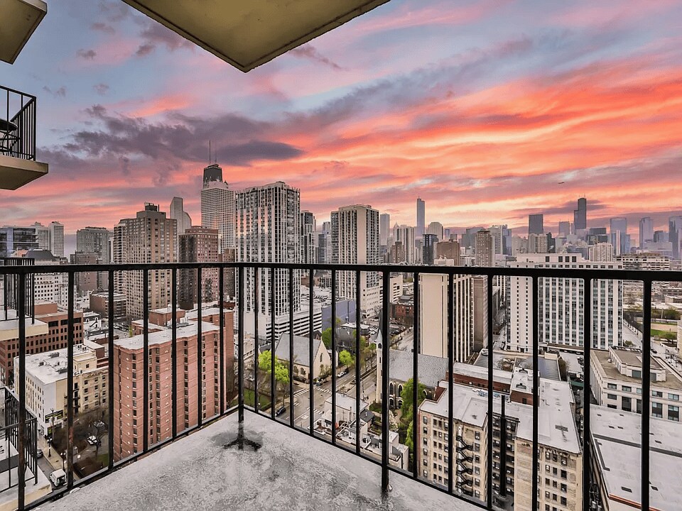 Building Photo - 1212 N La Salle Dr