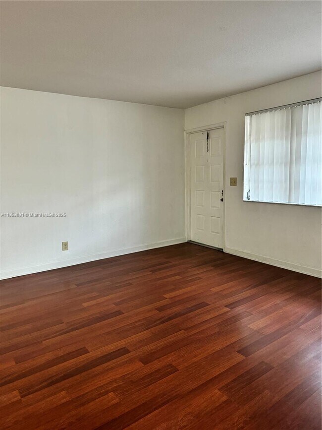 Building Photo - 10028 Twin Lakes Dr