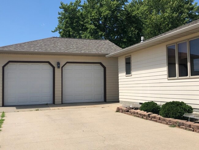 Building Photo - 1405 E Rushmore Dr