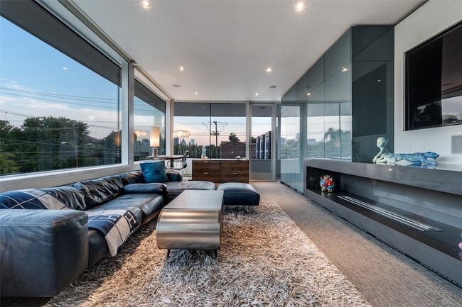 Building Photo - 2300 N Carroll Ave