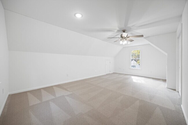 Building Photo - Prime Charlotte Location!