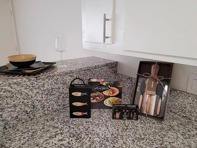 Building Photo - 820 S Walnut Ave