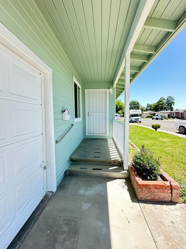 Building Photo - 3 bed / 1 ba house - E. Marysville