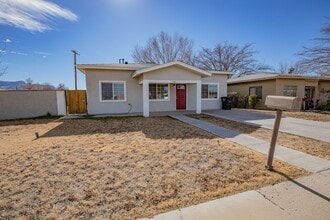 Building Photo - Charming 3 bedroom, 2 bath