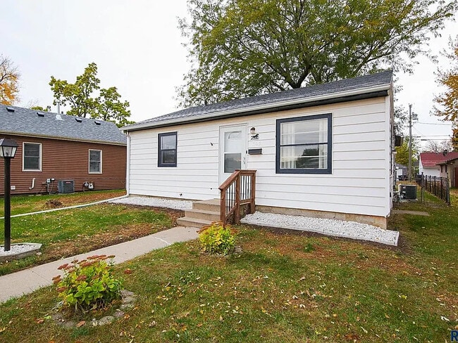 Building Photo - 705 N Highland Ave