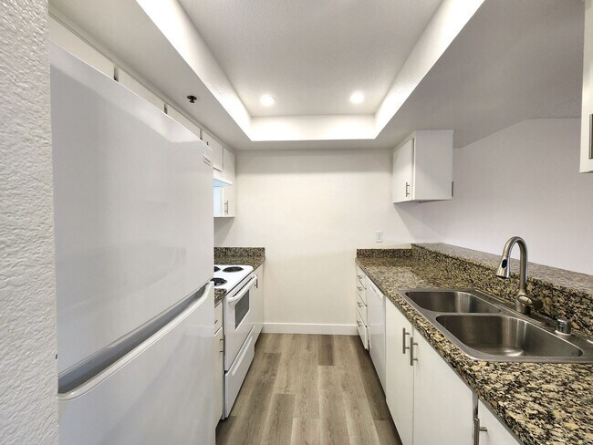 Building Photo - Tranquil Living in a Palo Alto Gem: 1-Bedroom Condo on the Third Floor with In Unit Laundry