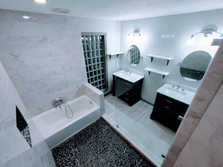 Soaker tub with elegant tub faucet and sprayer - 2 Arnica Ct