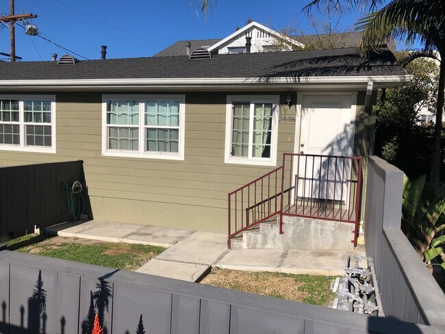 Front entrance of unit. - 344 1/2 N Bixel St