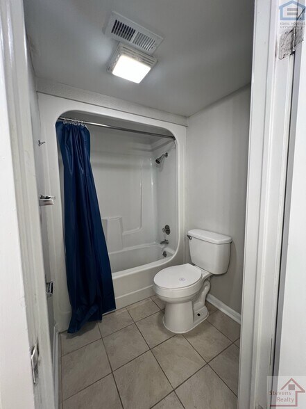 Building Photo - 915 S Seminole Dr