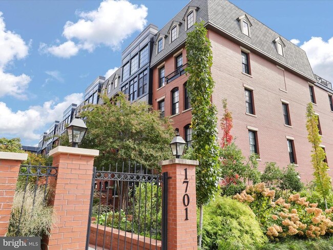 Building Photo - 1701 16th St N