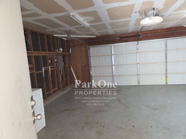 Building Photo - 2127 Dogwood Way