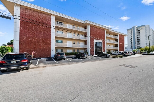Building Photo - 2841 NE 33rd Ct