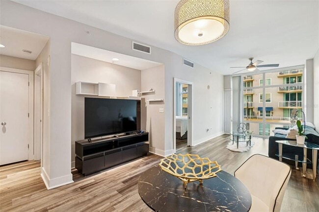 Building Photo - 1120 E Kennedy Blvd